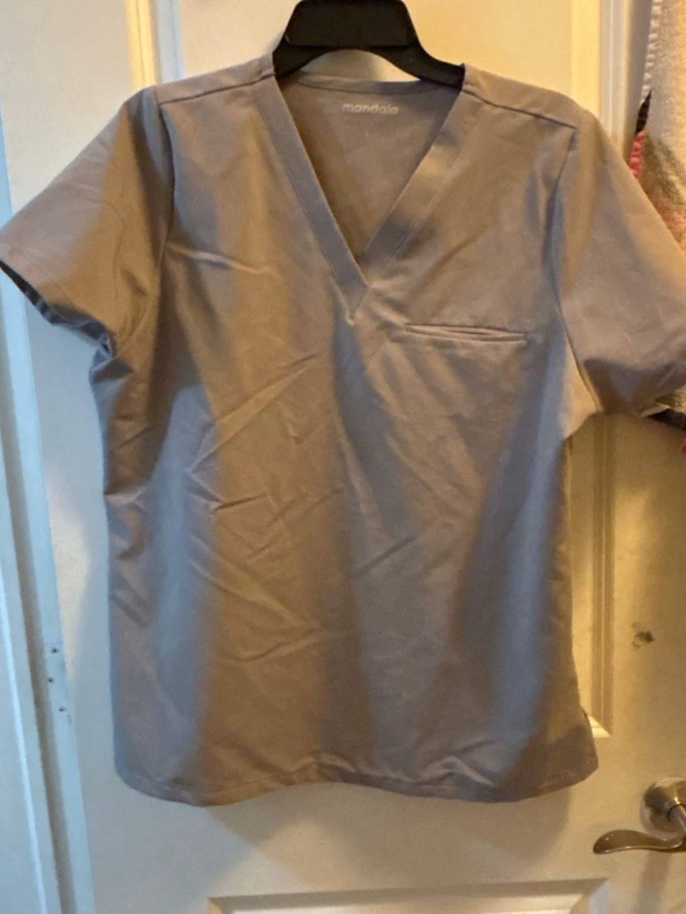Mandale woMen's V-Neck Scrub Top - Light Gray